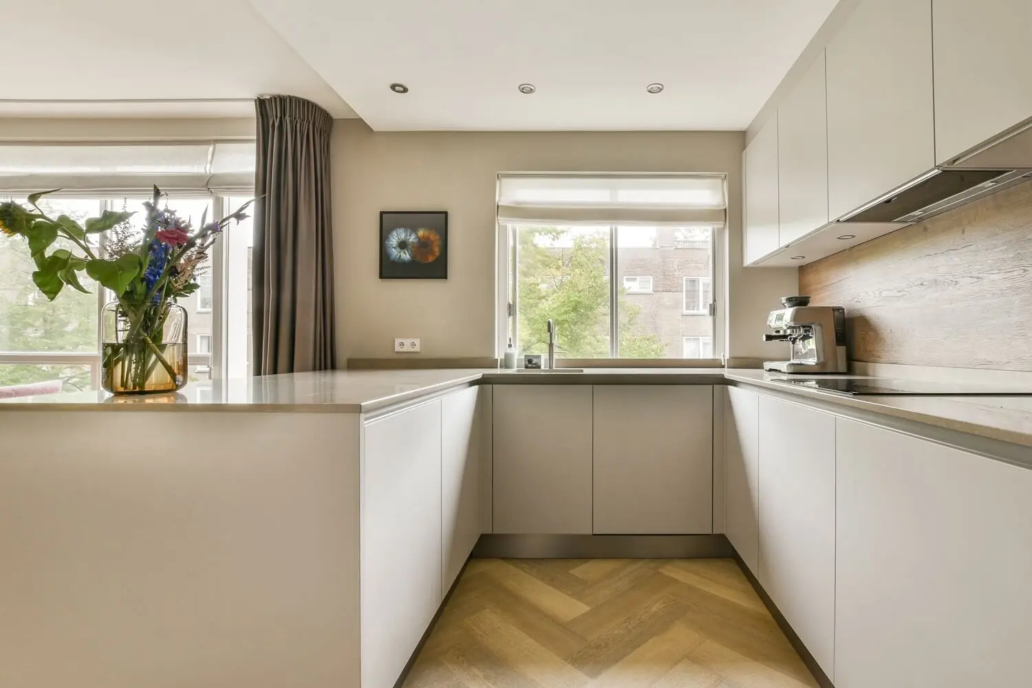 Cocina blanca con encimera de madera