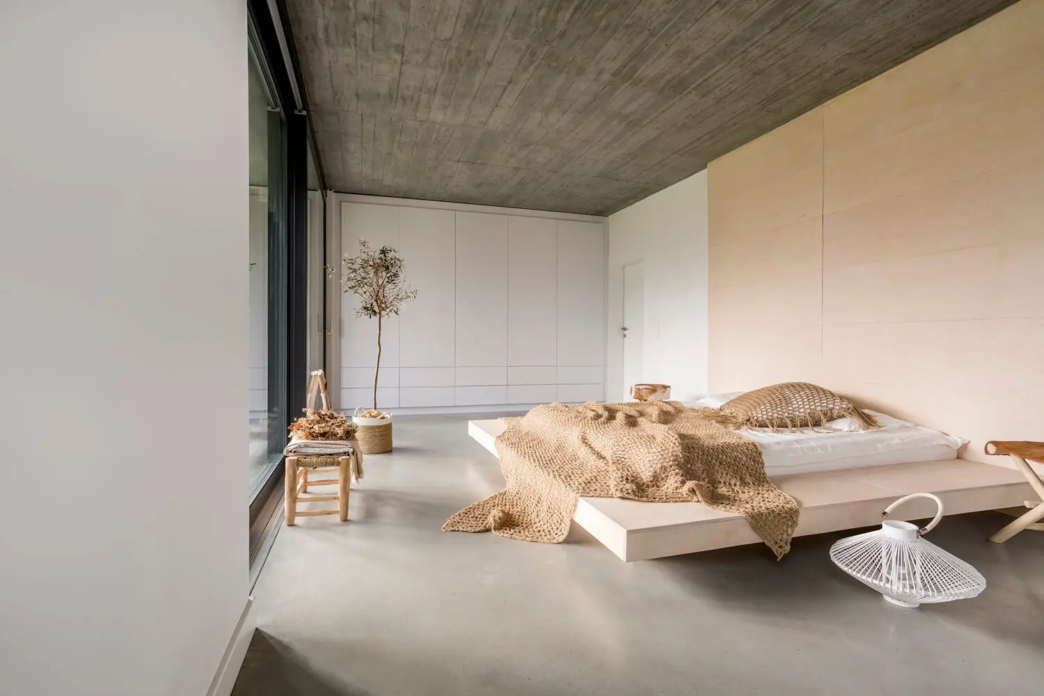 Dormitorio con cabecero y armario de madera
