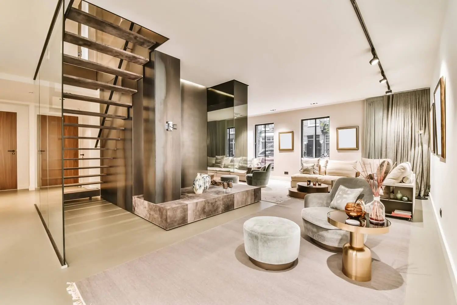 Escalera de madera y salón con revestimiento