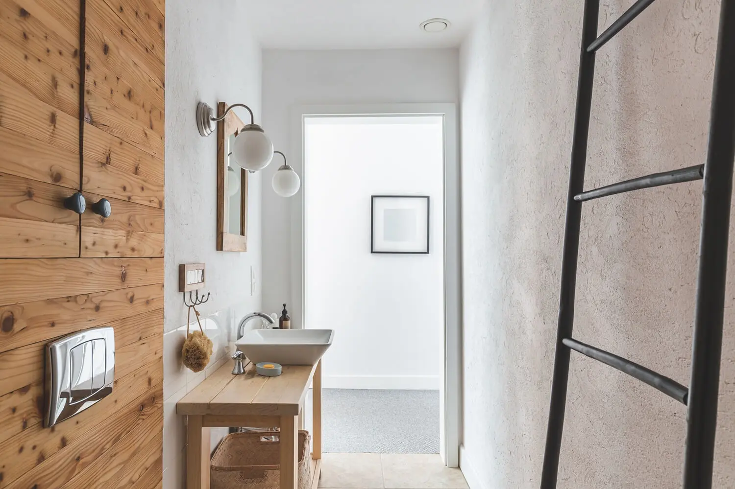 Detalle de madera de roble en un baño de obra reciente