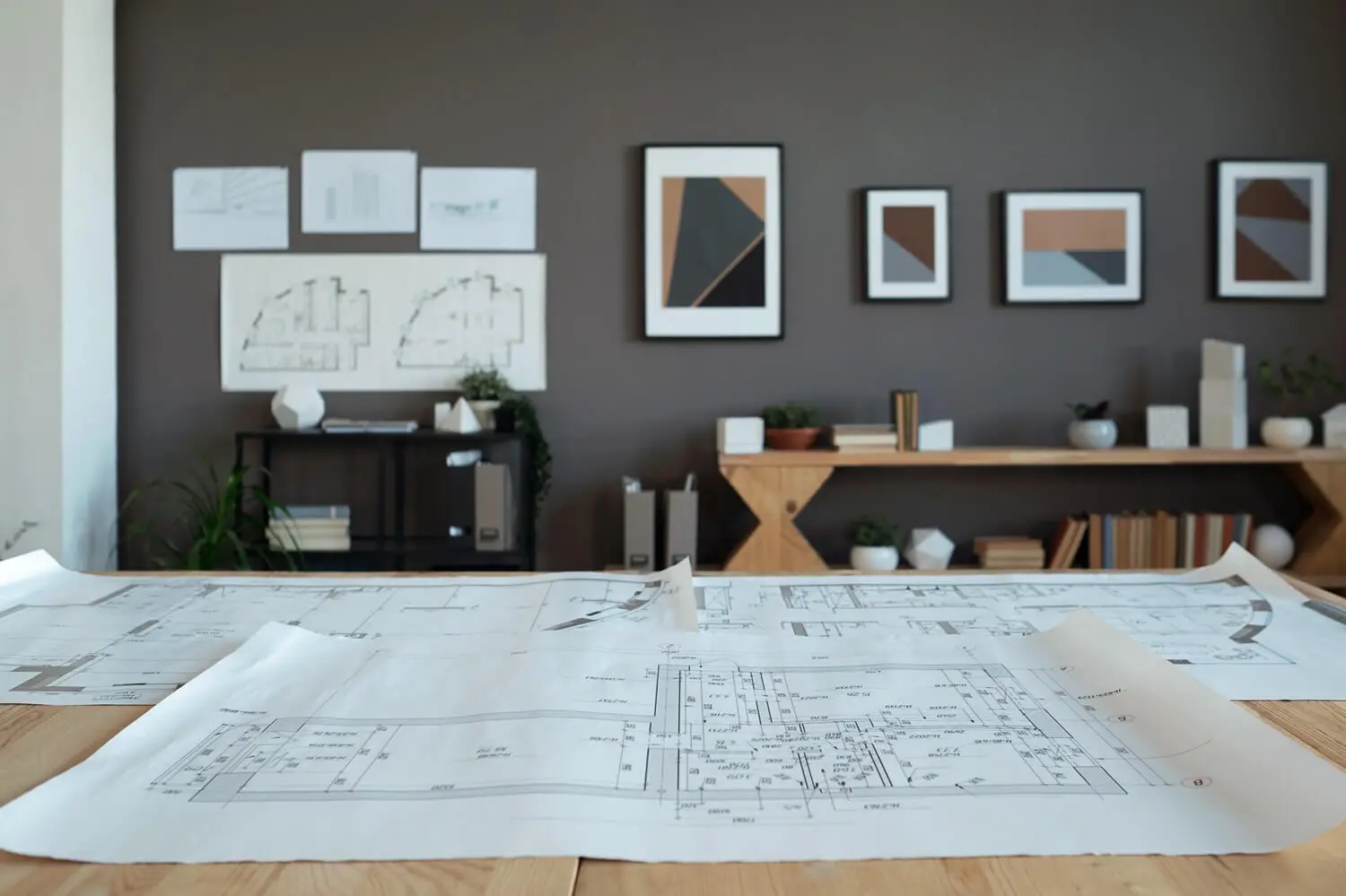 Planos de un mueble a medida sobre la mesa de trabajo